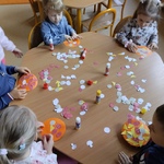  Dzieci z grupy Wiewiórki robią papierowe pizzę.