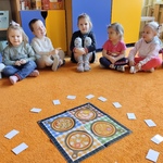 Pizzowe zagadki dla dzieci w grupie Wiewiórki.