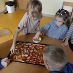 Dzieci z grupy Zajączki samodzielnie wykonują pizzę.