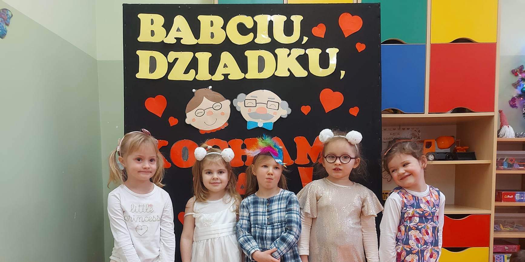 pięć dziewczynek na tle napisu Babciu dziadku
