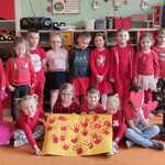 Zdjęcie grupowe dzieci z grupy Motylki z pracą plastyczną