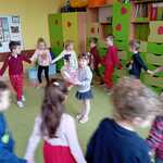 Taniec w kole dzieci z grupy Jeżyki