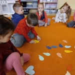 Dzieci z grupy Wiewiórki układają serduszkowe puzzle