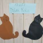 napis 17 luty dzień Kota i dwa koty brązowy i czarny