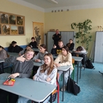 uczniowie oglądają prezentację o dopalaczach