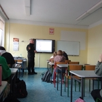 Strażnik Miejski w klasie z młodzieżą