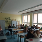 uczniowie siedzą  i oglądają 