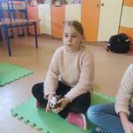dwie dziewczynki siedzą na macie