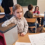 dziewczynka wkłada rękę do pudełka