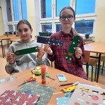 dwie dziewczynki trzymają zakładki do książek