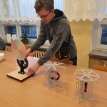 uczeń pokazuje doświadczenie fizyczne