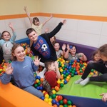 dzieci w basenie z piłkami