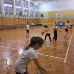 zabawy z piłką na sali gimnastycznej