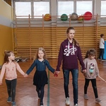 spacer po sali gimnastycznej ze starszą koleżanką
