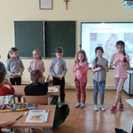 zaproszone Przedszkolaki i uczniowie klasy 1b grają i śpiewają razem