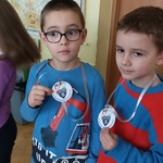dwaj chłopcy z pamiątkową odznaką z logo naszej szkoły