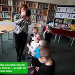 Pani bibliotekarka pokazuje dzieciom włóczkę