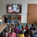 dzieci oglądają film edukacyjny o kotach