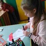 dziewczynka maluje domek