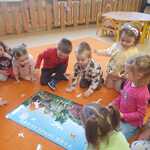 Dzieci z grupy Wiewiórki układają dinozaurowe puzzle.