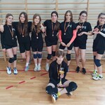 drużyna dziewcząt z medalami
