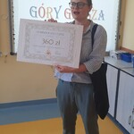 2-przedstawiciel Rady Rodziców gratuluje klasie 3A wygranej w szkolnej akcji Góra Grosza.jpg