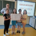 3-przedstawiciele klasy 3A odbierają symboliczny czek.jpg