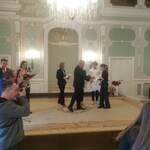 Pan prezydent wręcza Ani dyplom