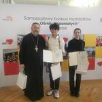 wolontariusze naszej szkoły z księdzem