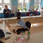 uczeń czyta tekst przed komisją