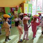 chodzenie z poduszkami na głowie w kółeczku