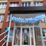 Girlanda z niebieskich balonów przed wejściem do przedszkola