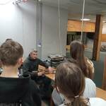 instruktor zapoznaje z bronią
