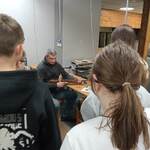 instruktor zapoznaje z zasadami oddawania strzałów i budową karabinku