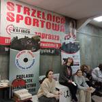 uczennice na tle napisu strzelnica sportowa