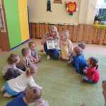 Zajęcia edukacyjne w grupie pszczółki - dzieci poznają zasady segregacji śmieci