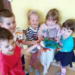 Dzieci z grupy Jeżyki z pracą plastyczną
