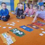 Dzieci z grupy Wiewiórki uczą się segregować śmieci