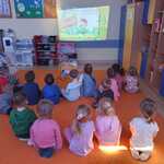Dzieci oglądają film edukacyjny o Dniu Ziemi
