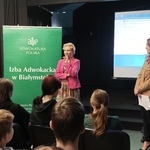 Panie adwokatki na tle tablicy i projektora i publiczność