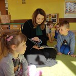 Pani adwokat czyta bajkę