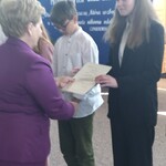 Pani Kurator Oświaty wręcza uczennicy dyplom laureata