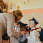 Pasowanie chłopca przez Panią wicedyrektor