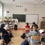 uczennica klasy 6a prezentuje przed klasą lapbooka