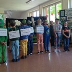 01-uczniowie kl. Ib podczas ekologicznego przedstawienia.jpg