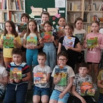 Uczniowie klasy 3a z książkami T. Samojlika