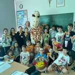 Klasa 3b z Żyrafą Lokatką