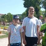 Trzej chłopcy na pikniku w parku