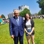 uczennica klasy 8a nz Panem Prezydentem Miasta.jpg