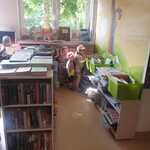 dzieci między półkami w bibliotece